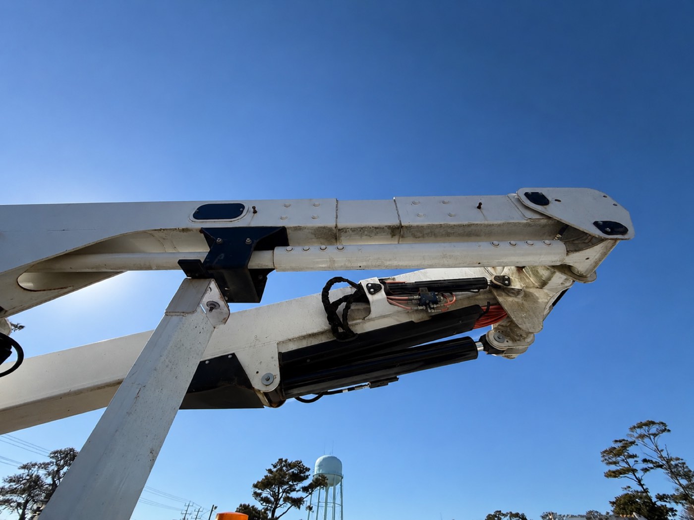 VERSALIFT boom — vertical dirt streaks