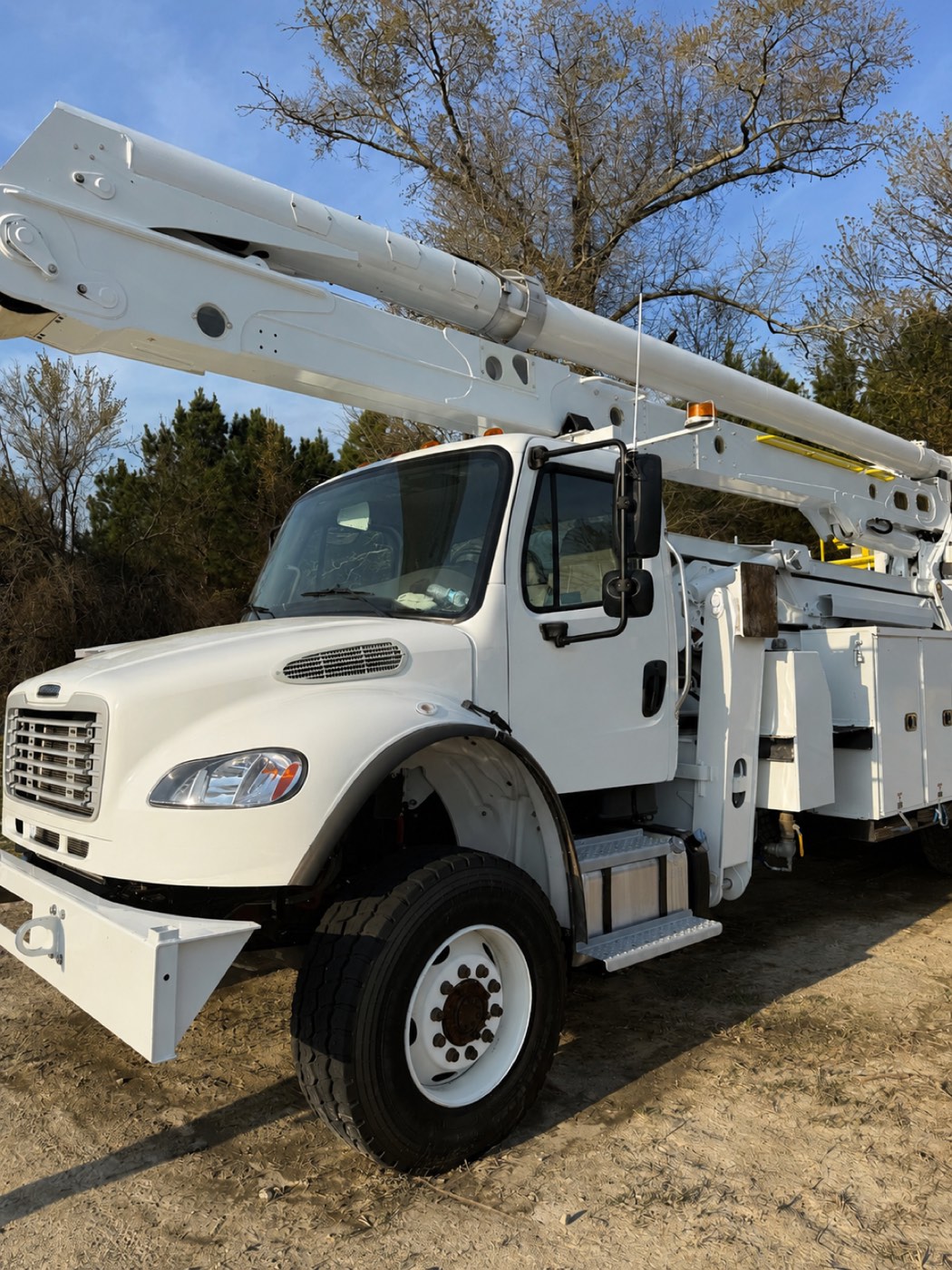 Altec bucket truck — clean profile